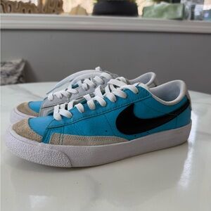 Nike Kids Turquoise and Black Sneakers size 6Y